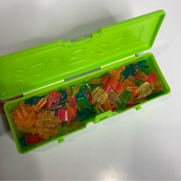 Box of light bright pegs - Picture 1 of 5